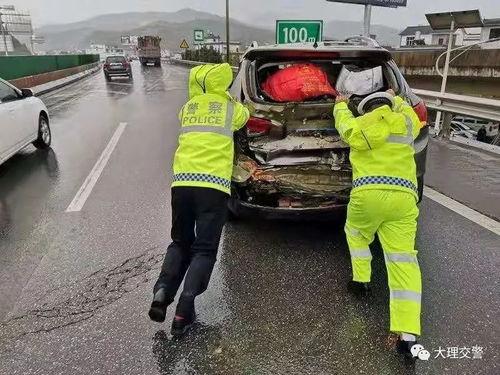 看热闹为什么叫吃瓜群众,“吃瓜群众”背后的网络文化现象解析